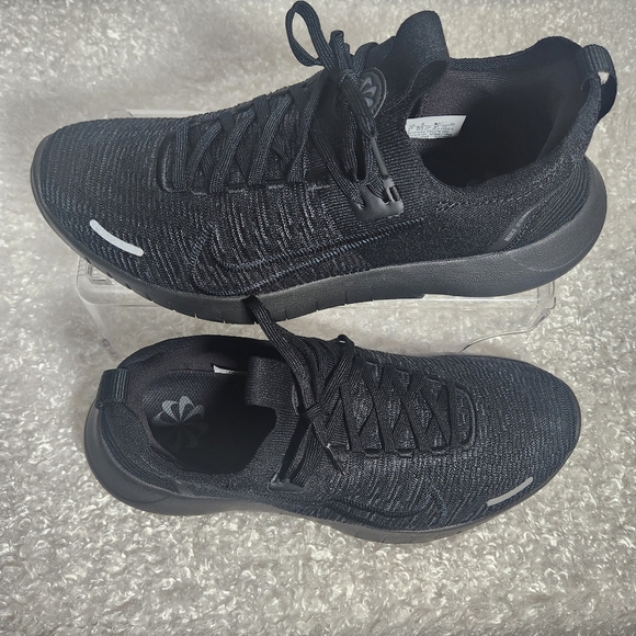 Nike Black Athletic Shoes with Sleek Design - Picture 8 of 10
